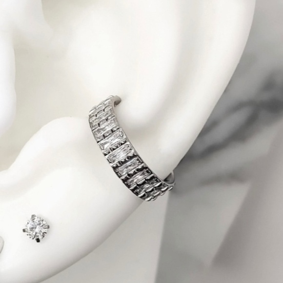 CZ Baguette Conch Clicker - Picture 1 of 2